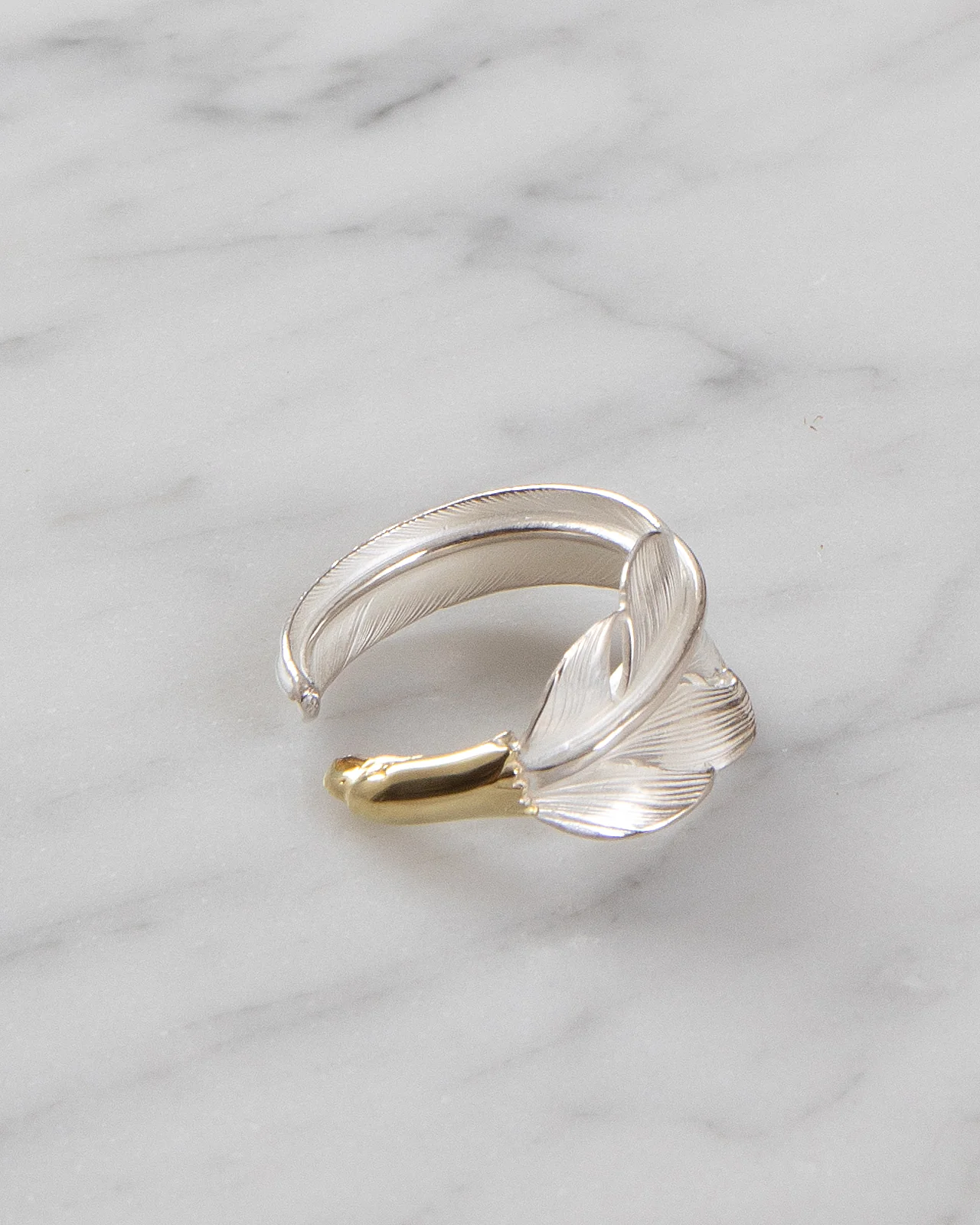 Larry Smith 18K Eagle Head Kazekiri Feather Ring - Image 2